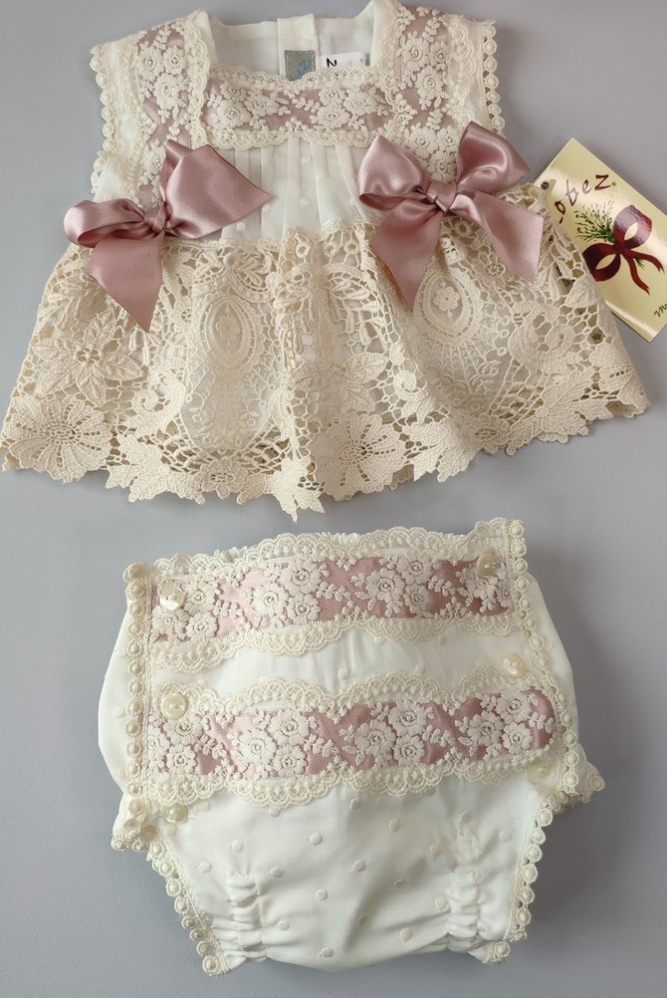 BLUSA, CUBREPAÑAL Y CAPOTA, CEREMONIA.