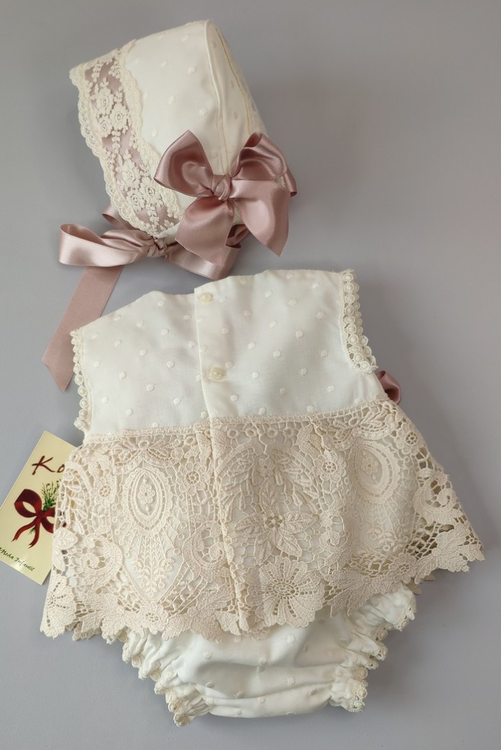 BLUSA, CUBREPAÑAL Y CAPOTA, CEREMONIA.