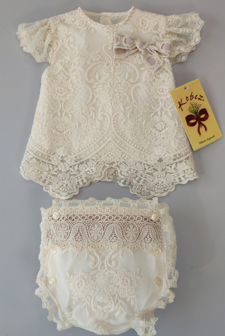 CONJUNTO BLUSA, CUBREPAÑAL Y CAPOTA. VERANO.