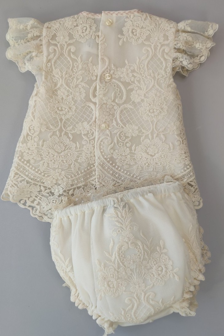 CONJUNTO BLUSA, CUBREPAÑAL Y CAPOTA. VERANO.