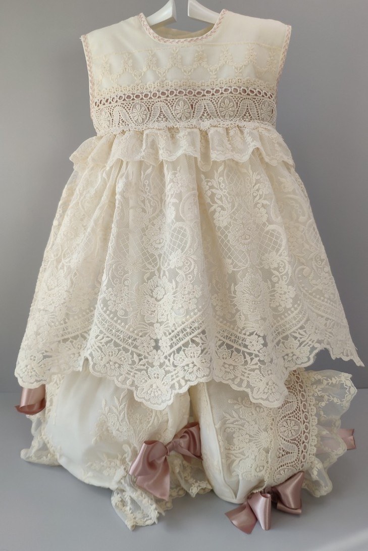 VESTIDO, BRAGUITA Y CAPOTA. VERANO.