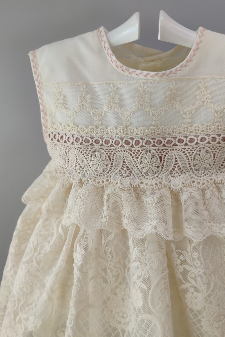 VESTIDO, BRAGUITA Y CAPOTA. VERANO.