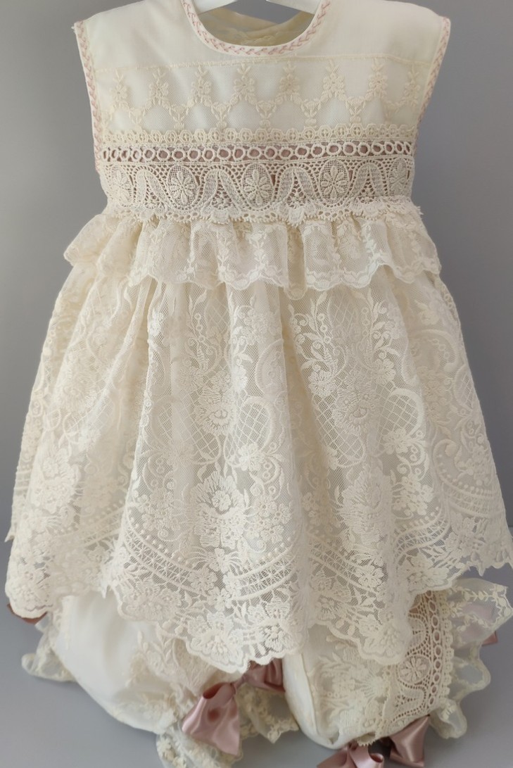VESTIDO, BRAGUITA Y CAPOTA. VERANO.