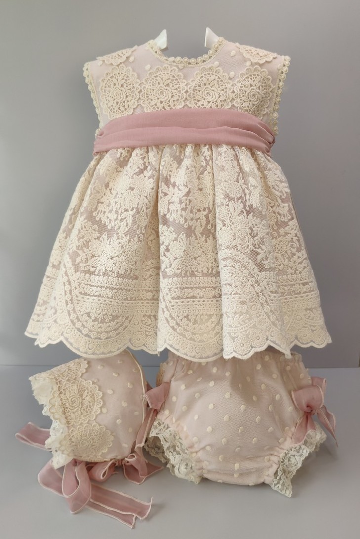 VESTIDO, BRAGUITA Y CAPOTA, CEREMONIA.