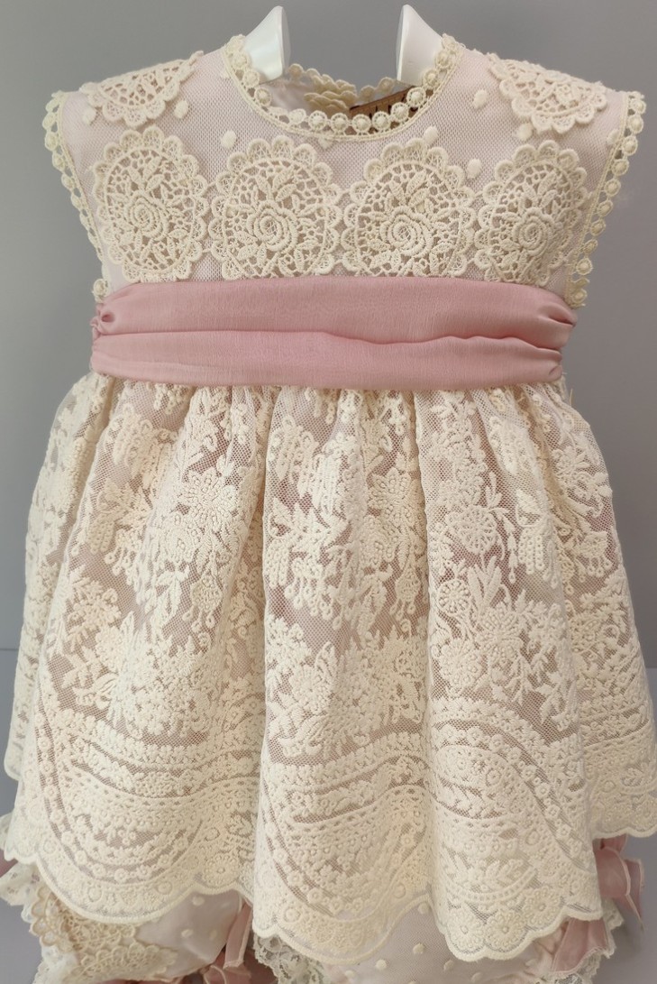 VESTIDO, BRAGUITA Y CAPOTA, CEREMONIA.