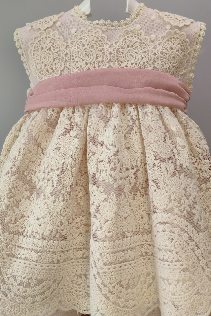 VESTIDO, BRAGUITA Y CAPOTA, CEREMONIA.