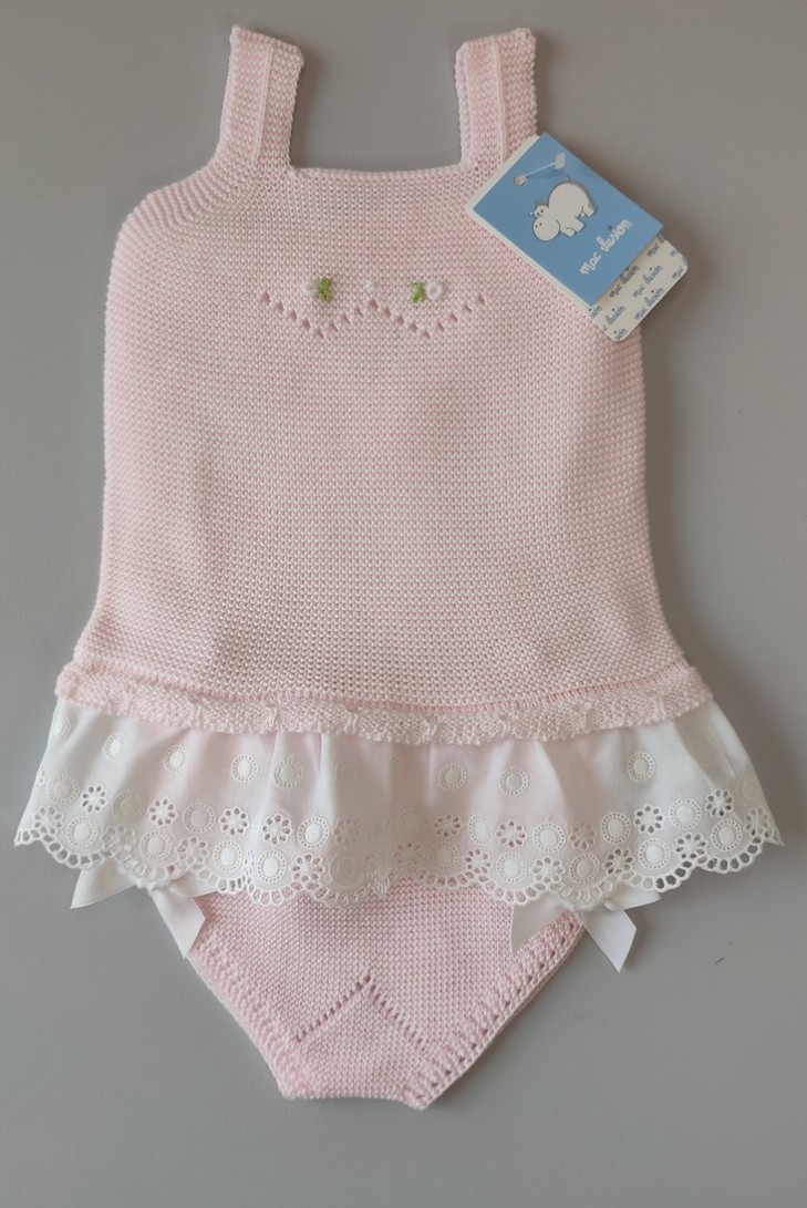 CAMISETA BORDADA A MANO Y BRAGUITA "MANZANILLA", ROSA. VERANO 23.