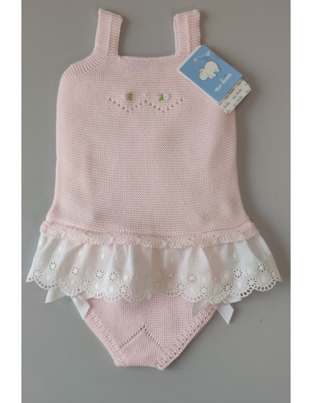 CAMISETA BORDADA A MANO Y BRAGUITA "MANZANILLA", ROSA. VERANO 23.