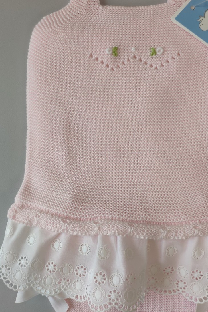 CAMISETA BORDADA A MANO Y BRAGUITA "MANZANILLA", ROSA. VERANO 23.