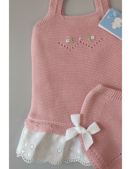CAMISETA BORDADA A MANO Y BRAGUITA "MANZANILLA", FRESA. VERANO 23.