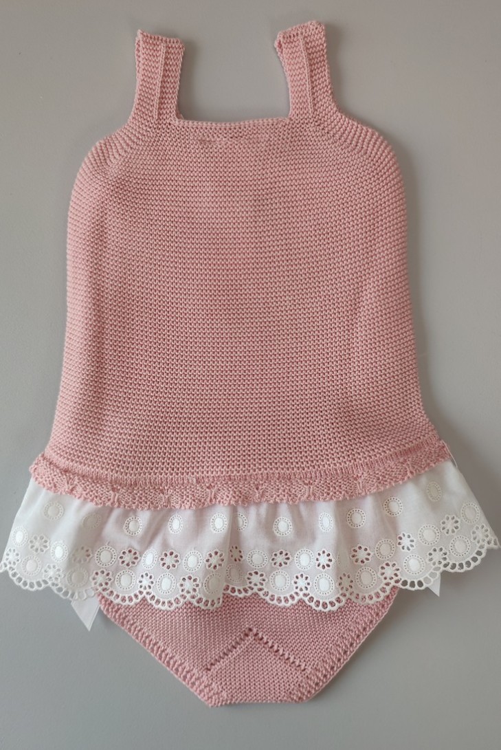CAMISETA BORDADA A MANO Y BRAGUITA "MANZANILLA", FRESA. VERANO 23.