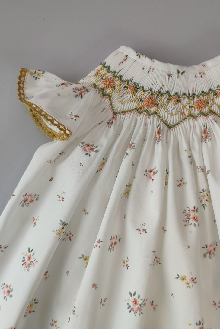 VESTIDO FLORES, TOSTADO. VERANO 23.