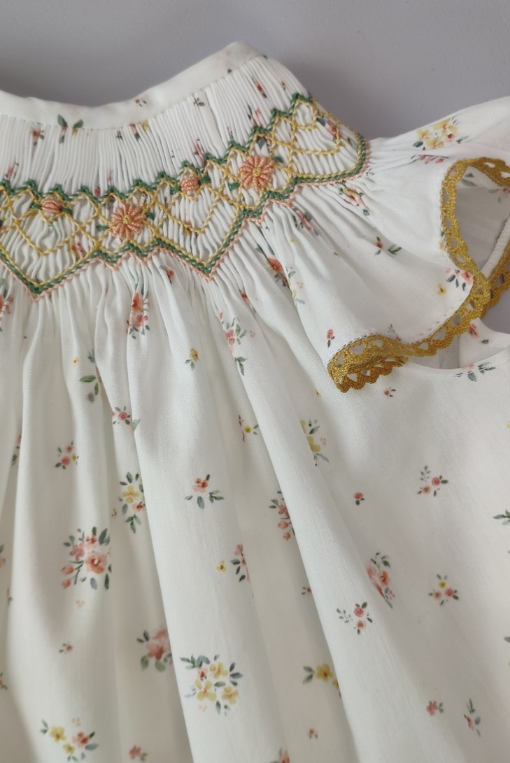 VESTIDO FLORES, TOSTADO. VERANO 23.