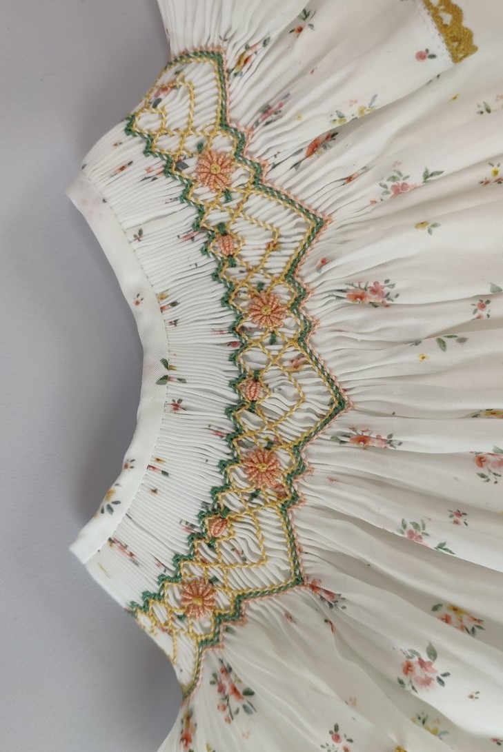 VESTIDO FLORES, TOSTADO. VERANO 23.