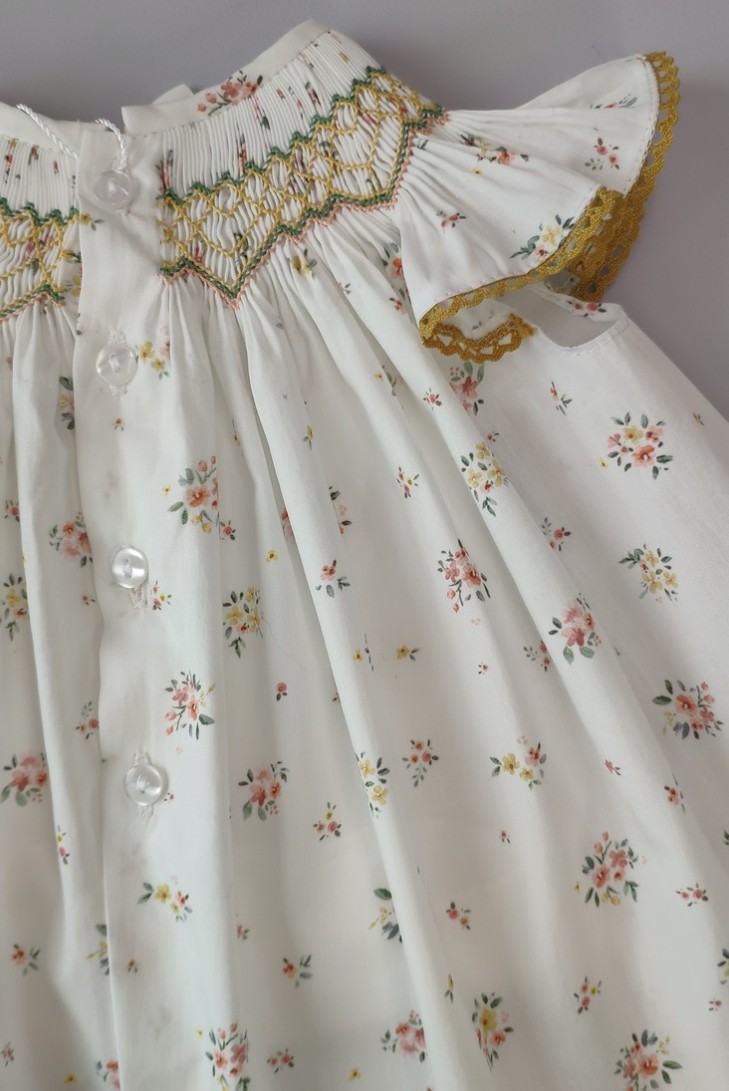 VESTIDO FLORES, TOSTADO. VERANO 23.