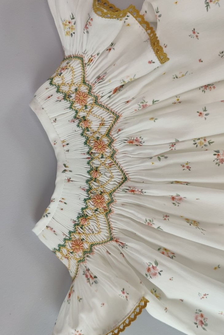VESTIDO FLORES, TOSTADO. VERANO 23.