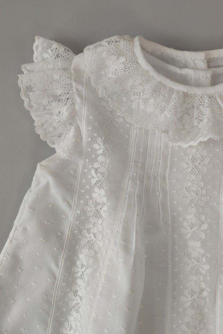 VESTIDO PUMETI CON ENCAJES, BLANCO.
