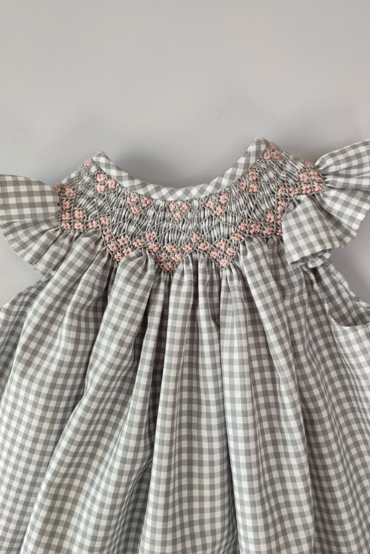 VESTIDO BORDADO PUNTO SMOCK, VICHY GRIS/ROSA. VERANO.