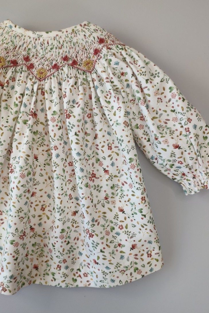 VESTIDO BORDADO PUNTO SMOCK FLORES, FRESA. INVIERNO 23.
