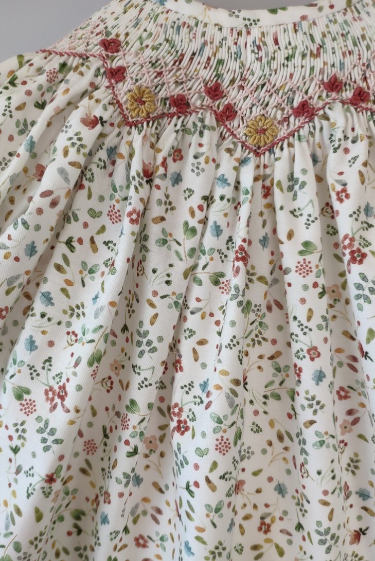 VESTIDO BORDADO PUNTO SMOCK FLORES, FRESA. INVIERNO 23.