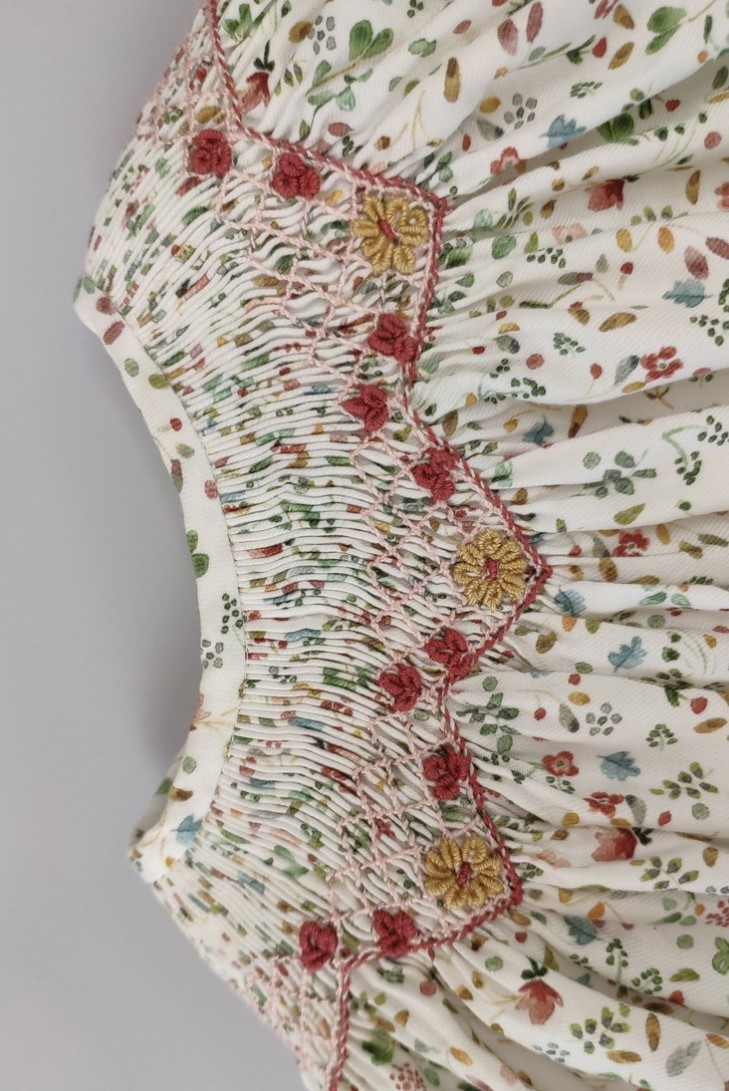 VESTIDO BORDADO PUNTO SMOCK FLORES, FRESA. INVIERNO 23.