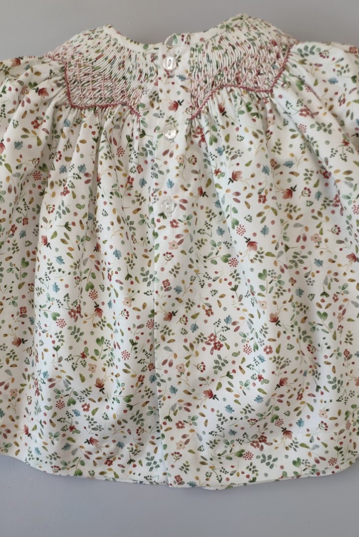 VESTIDO BORDADO PUNTO SMOCK FLORES, FRESA. INVIERNO 23.