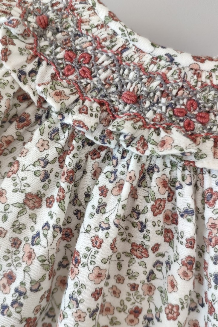 VESTIDO BORDADO PUNTO SMOCK FLORES, ROSA. INVIERNO 23.