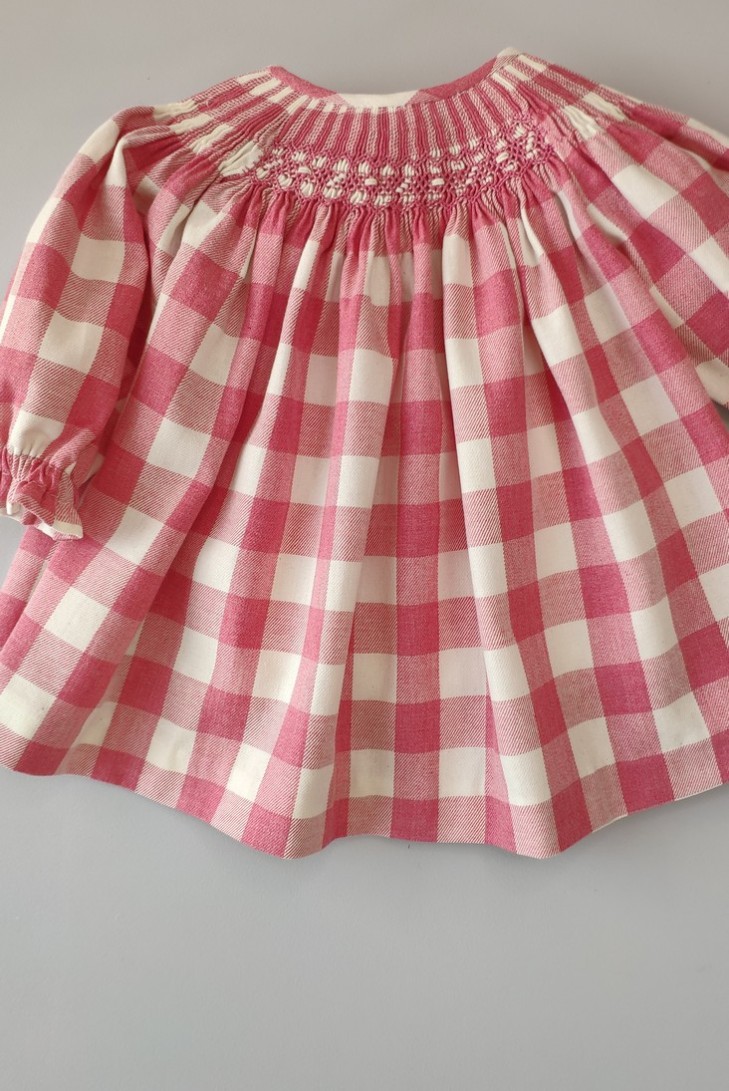 VESTIDO BORDADO PUNTO SMOCK VICHY, FRESA. INVIERNO 23.