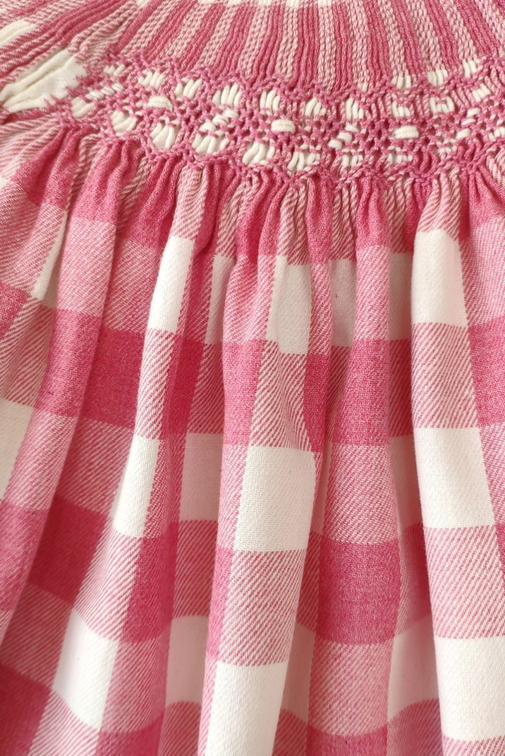 VESTIDO BORDADO PUNTO SMOCK VICHY, FRESA. INVIERNO 23.