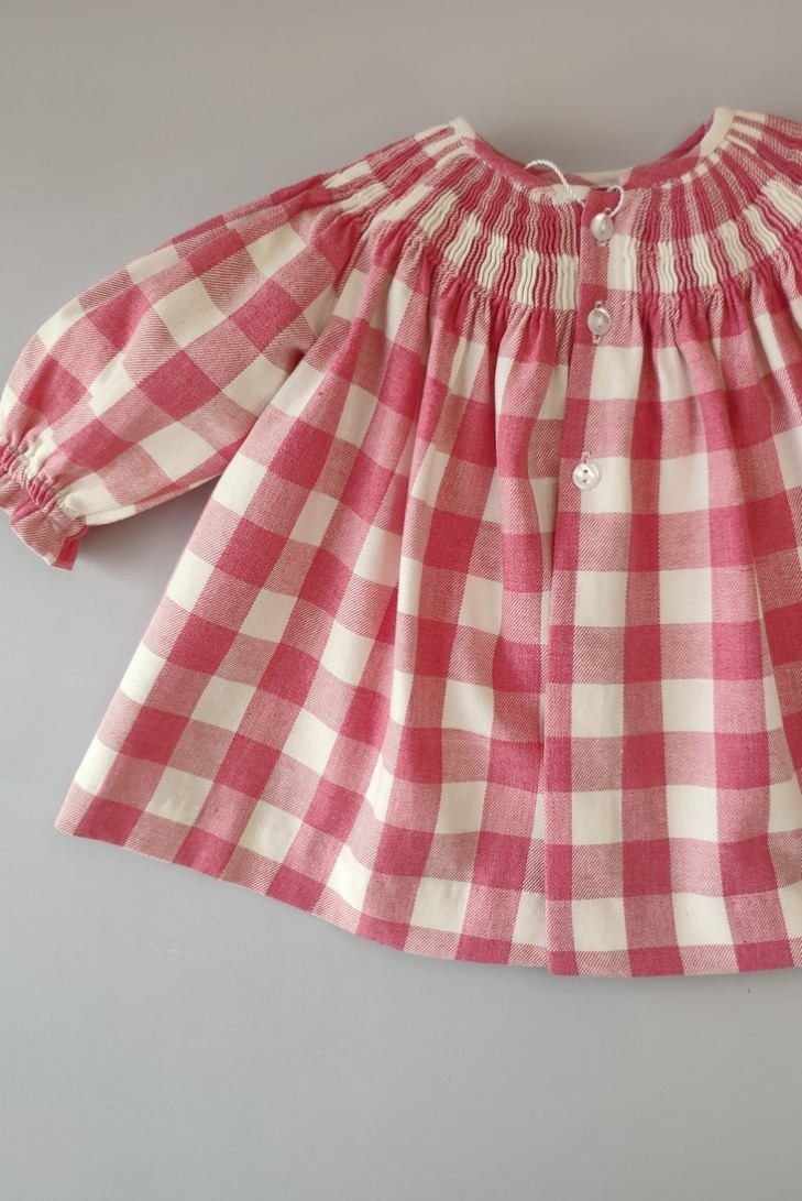 VESTIDO BORDADO PUNTO SMOCK VICHY, FRESA. INVIERNO 23.